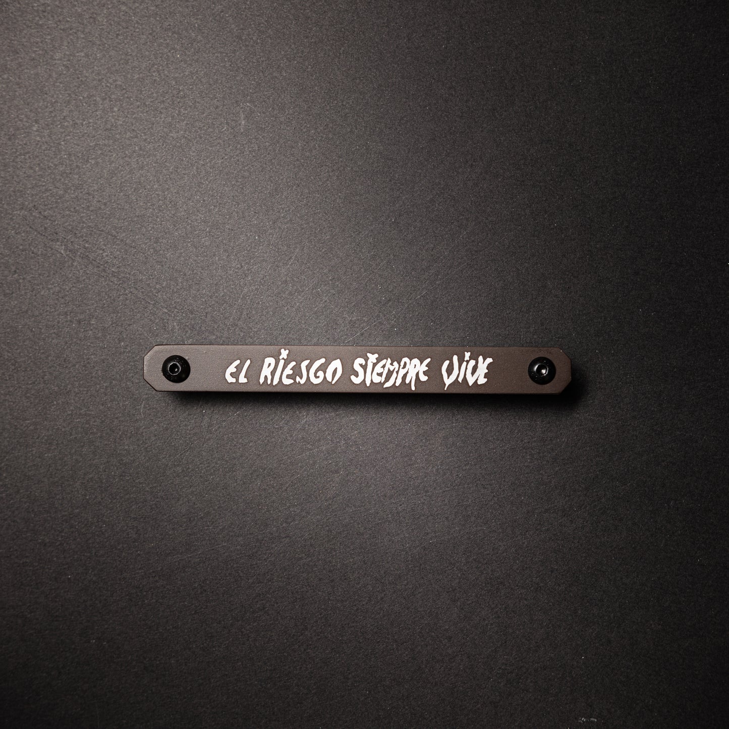El Riesgo Siempre Vive-Large Tag